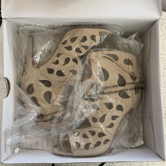 🚨FINAL SALE MUST GO🚨✨🤍BEAUTIFUL ANKLE HEELS🤍✨ - Picture 3 of 8